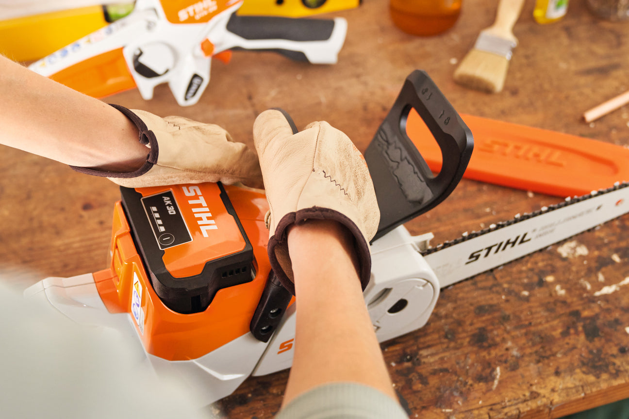 A STIHL AK 30 being inserted into a STIHL MSA chainsaw